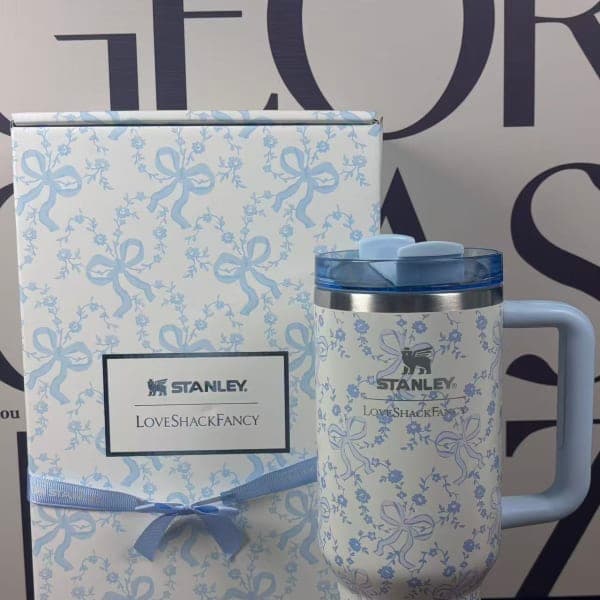 Stanley x LoveShackFancy | Blue Bow Floral Quencher Tumbler – 40 oz | Limited Edition